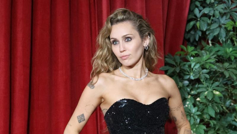 Miley Cyrus și iubitul ei s-au logodit după 4 ani de relație. Ce diferență de vârstă este între ei