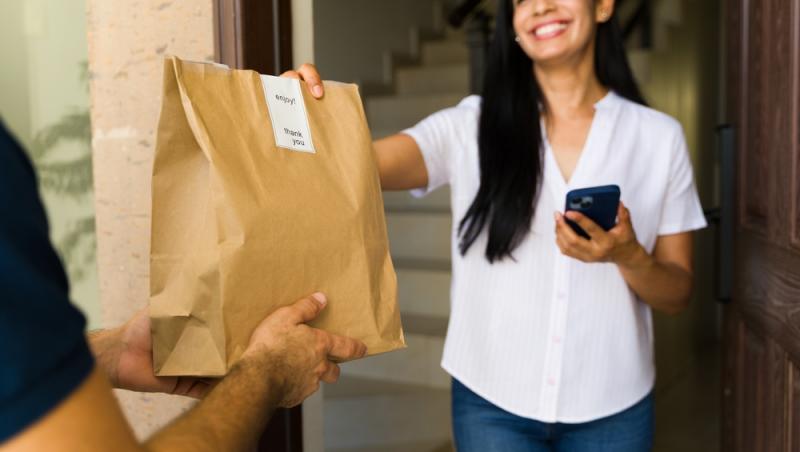 Comandă-record de 1 decembrie. Cât a plătit un bucureștean pentru mici și cartofi prăjiți de Ziua Națională