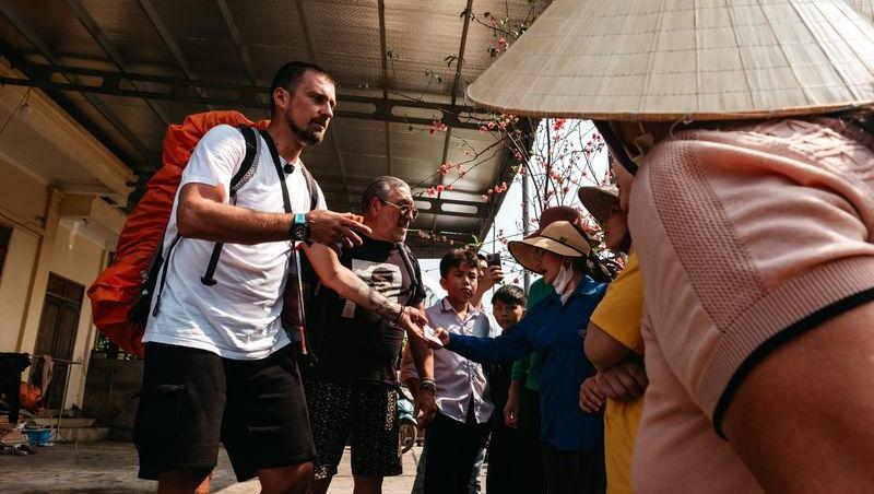 Gabi Tamaș și Serghei Mizil se întrec în șprițuri de iarnă cu fanii lor. Când are loc evenimentul atât de cerut de susținători