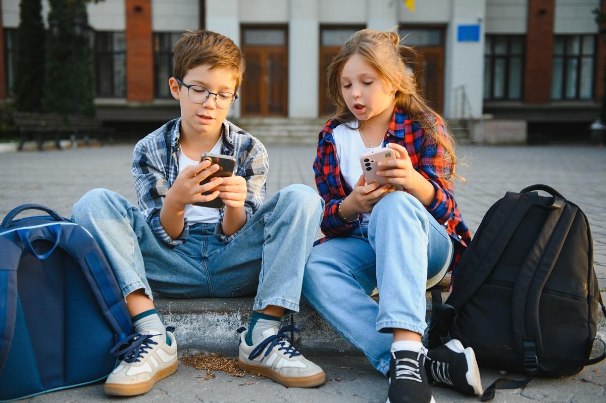 Ce se întâmplă dacă un copil primește un smartphone la 12 ani. Riscurile de sănătate pe care părinții nu le știu