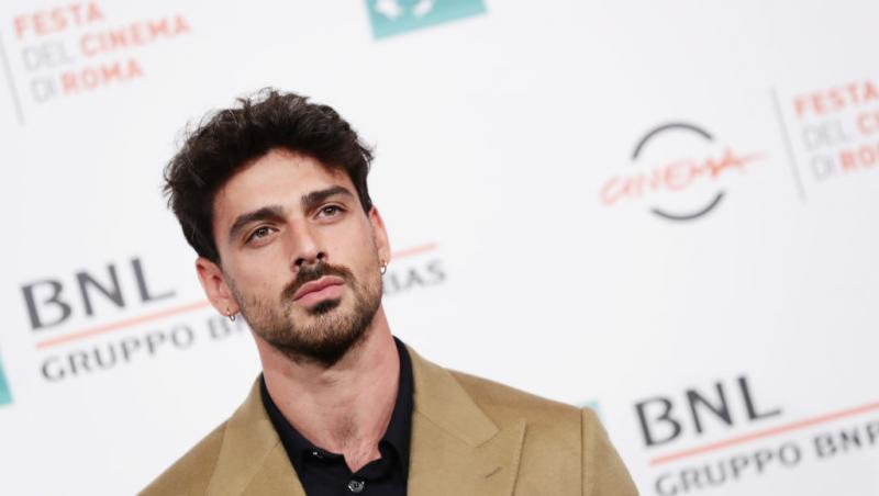 Michele Morrone și-a surprins fanii la cea mai recentă apariție pe covorul roșu. Reacția internauților când i-au văzut noul look