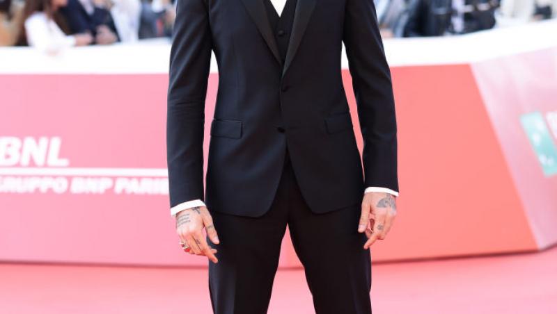 Michele Morrone și-a surprins fanii la cea mai recentă apariție pe covorul roșu. Reacția internauților când i-au văzut noul look