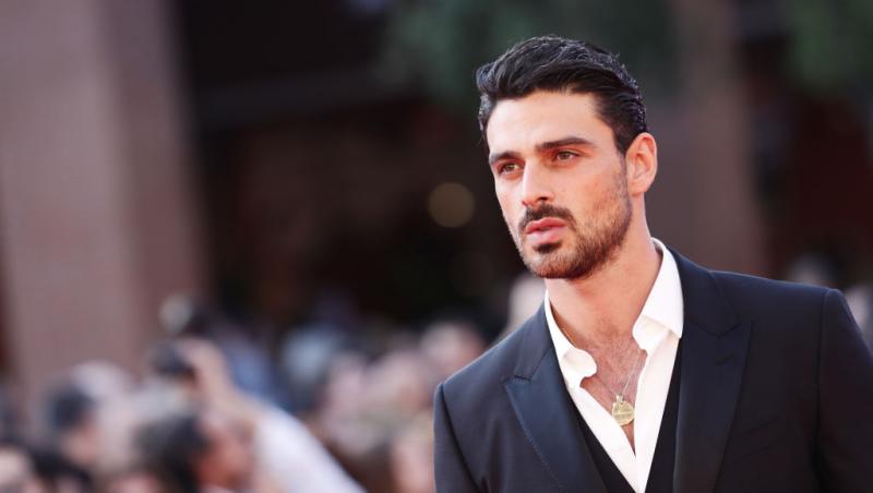 Michele Morrone și-a surprins fanii la cea mai recentă apariție pe covorul roșu. Reacția internauților când i-au văzut noul look