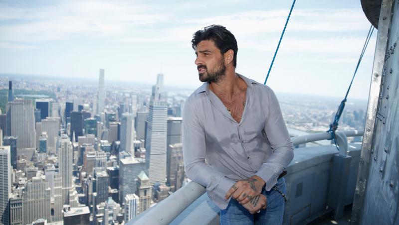 Michele Morrone și-a surprins fanii la cea mai recentă apariție pe covorul roșu. Reacția internauților când i-au văzut noul look