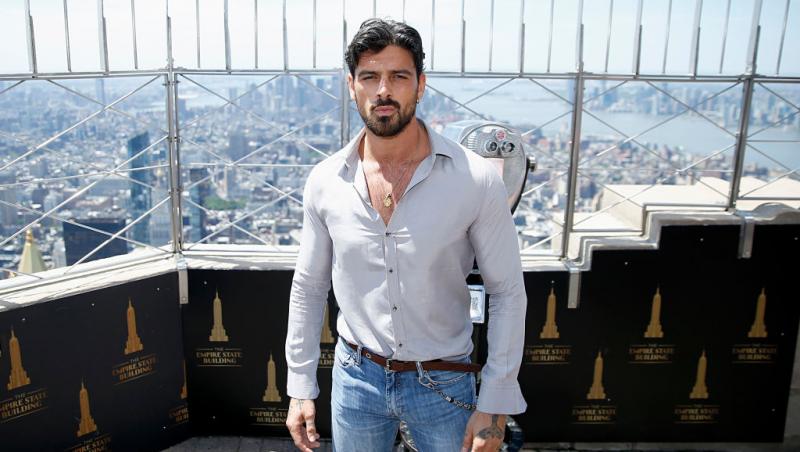 Michele Morrone și-a surprins fanii la cea mai recentă apariție pe covorul roșu. Reacția internauților când i-au văzut noul look