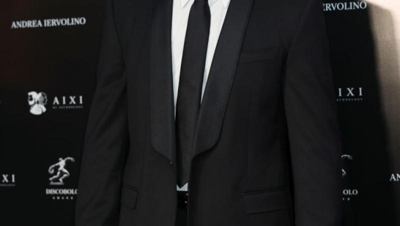 Michele Morrone și-a surprins fanii la cea mai recentă apariție pe covorul roșu. Reacția internauților când i-au văzut noul look