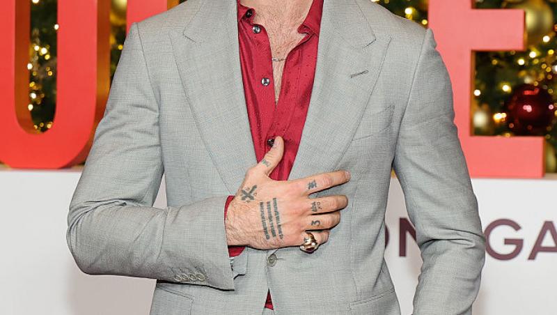 Michele Morrone și-a surprins fanii la cea mai recentă apariție pe covorul roșu. Reacția internauților când i-au văzut noul look