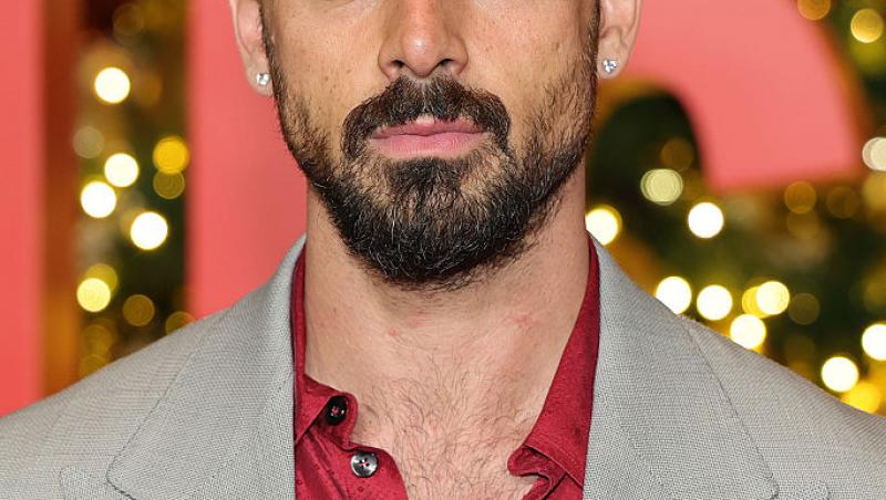 Michele Morrone și-a surprins fanii la cea mai recentă apariție pe covorul roșu. Reacția internauților când i-au văzut noul look