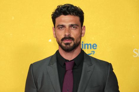 Michele Morrone și-a surprins fanii la cea mai recentă apariție pe covorul roșu. Reacția internauților când i-au văzut noul look