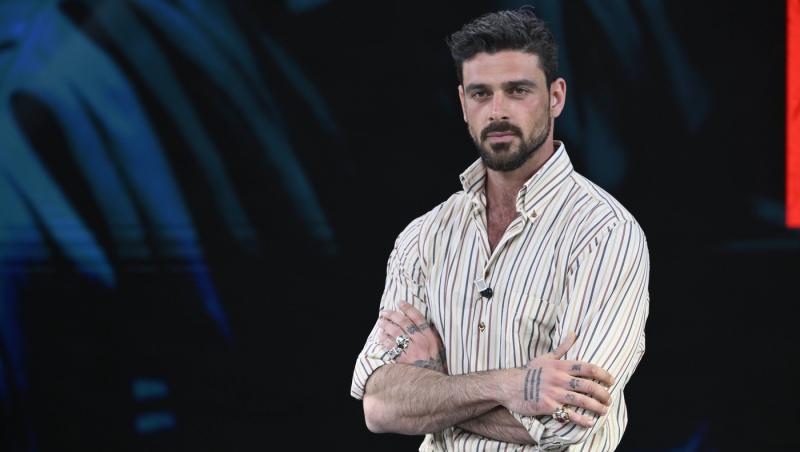 Michele Morrone și-a surprins fanii la cea mai recentă apariție pe covorul roșu. Reacția internauților când i-au văzut noul look