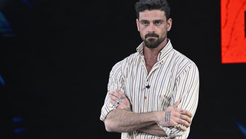 Michele Morrone și-a surprins fanii la cea mai recentă apariție pe covorul roșu. Reacția internauților când i-au văzut noul look