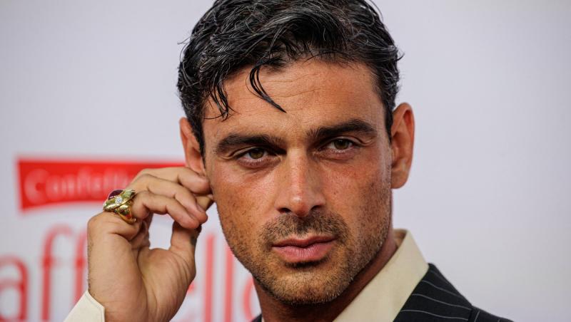 Michele Morrone și-a surprins fanii la cea mai recentă apariție pe covorul roșu. Reacția internauților când i-au văzut noul look