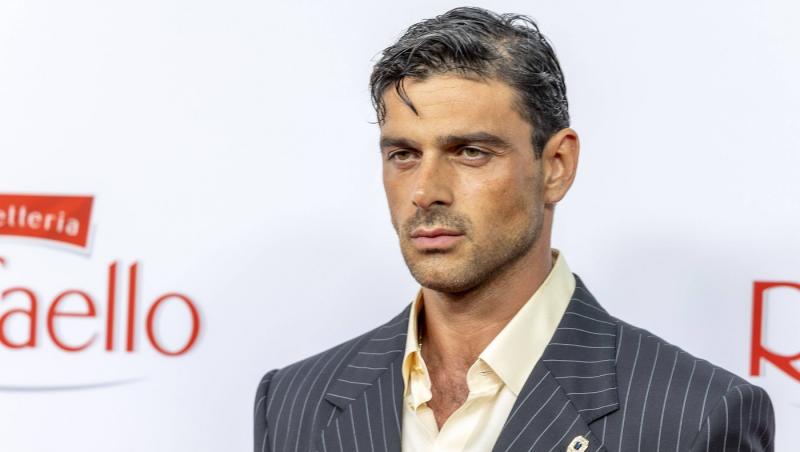 Michele Morrone și-a surprins fanii la cea mai recentă apariție pe covorul roșu. Reacția internauților când i-au văzut noul look