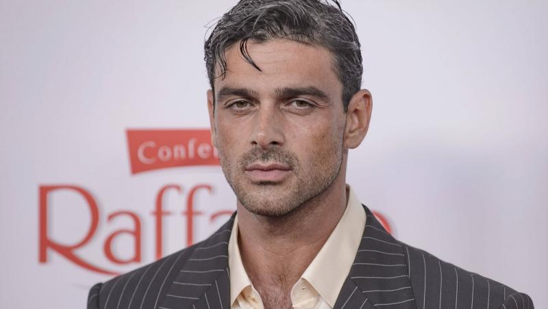 Michele Morrone și-a surprins fanii la cea mai recentă apariție pe covorul roșu. Reacția internauților când i-au văzut noul look