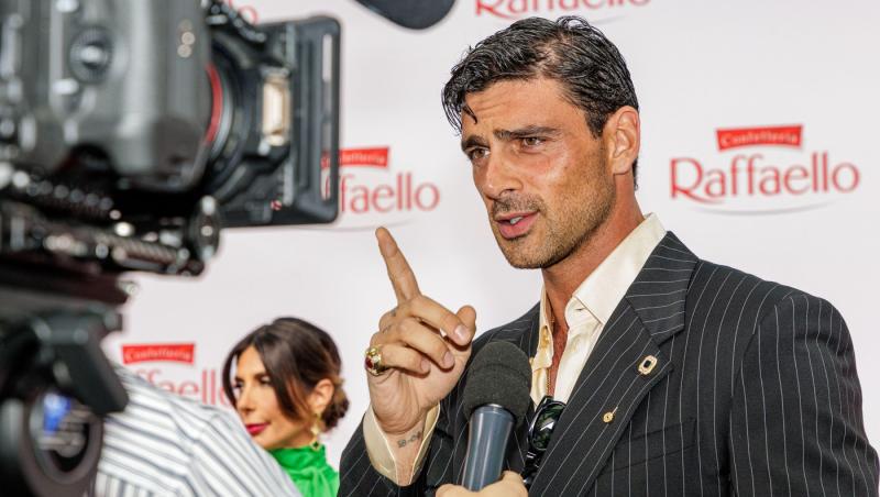 Michele Morrone și-a surprins fanii la cea mai recentă apariție pe covorul roșu. Reacția internauților când i-au văzut noul look