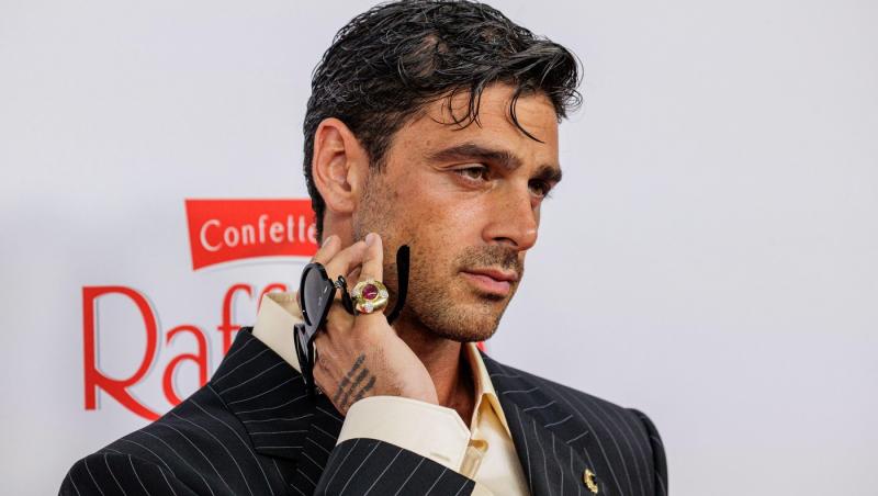 Michele Morrone și-a surprins fanii la cea mai recentă apariție pe covorul roșu. Reacția internauților când i-au văzut noul look