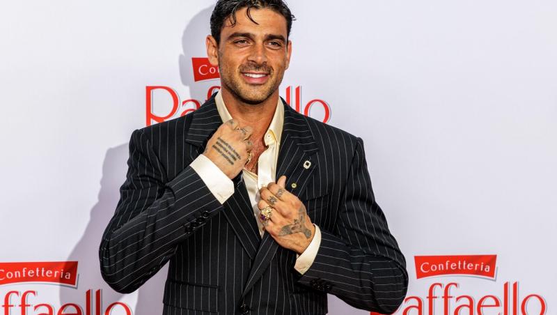 Michele Morrone și-a surprins fanii la cea mai recentă apariție pe covorul roșu. Reacția internauților când i-au văzut noul look