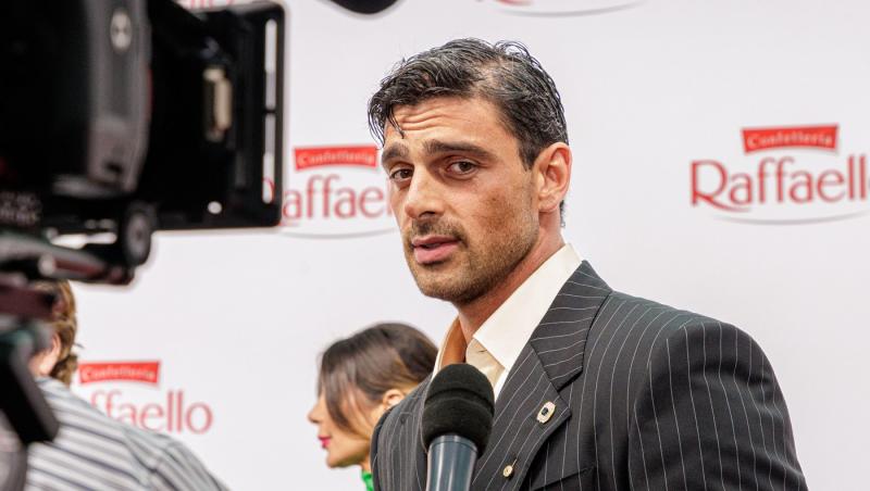 Michele Morrone și-a surprins fanii la cea mai recentă apariție pe covorul roșu. Reacția internauților când i-au văzut noul look