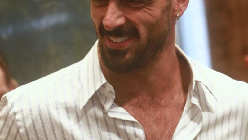 Michele Morrone și-a surprins fanii la cea mai recentă apariție pe covorul roșu. Reacția internauților când i-au văzut noul look