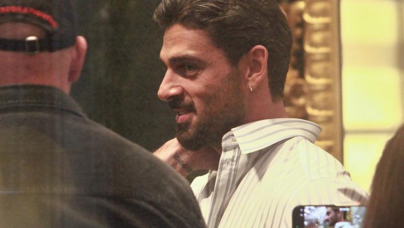 Michele Morrone și-a surprins fanii la cea mai recentă apariție pe covorul roșu. Reacția internauților când i-au văzut noul look