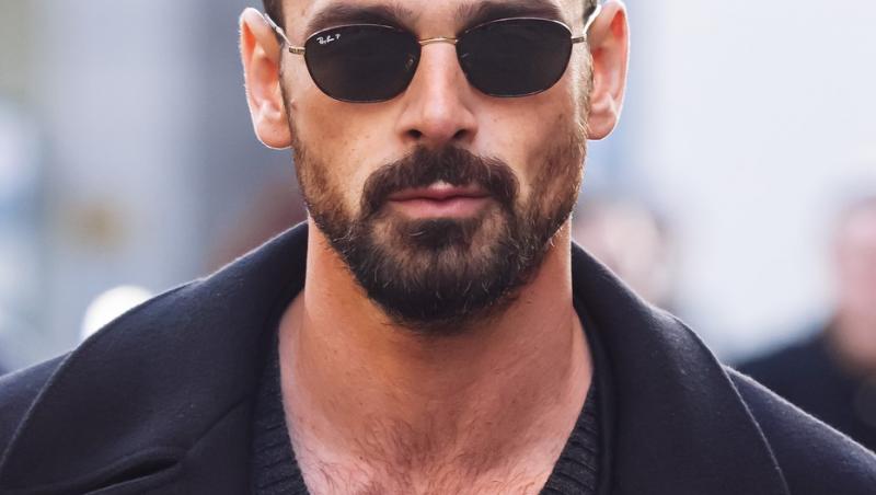 Michele Morrone și-a surprins fanii la cea mai recentă apariție pe covorul roșu. Reacția internauților când i-au văzut noul look