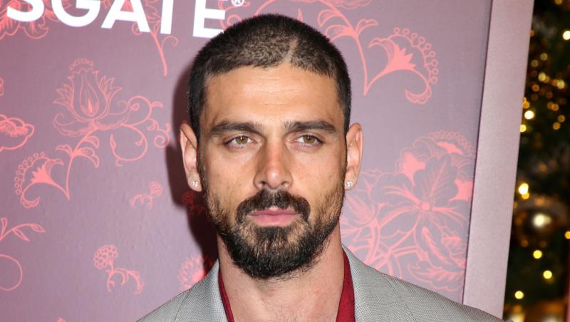 Michele Morrone și-a surprins fanii la cea mai recentă apariție pe covorul roșu. Reacția internauților când i-au văzut noul look