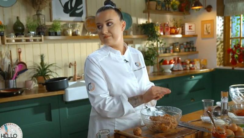 Rețeta de ruladă cu mere a lui Chef Roxana Blenche, perfectă pentru Moș Nicolae. Cum se prepară desertul inedit