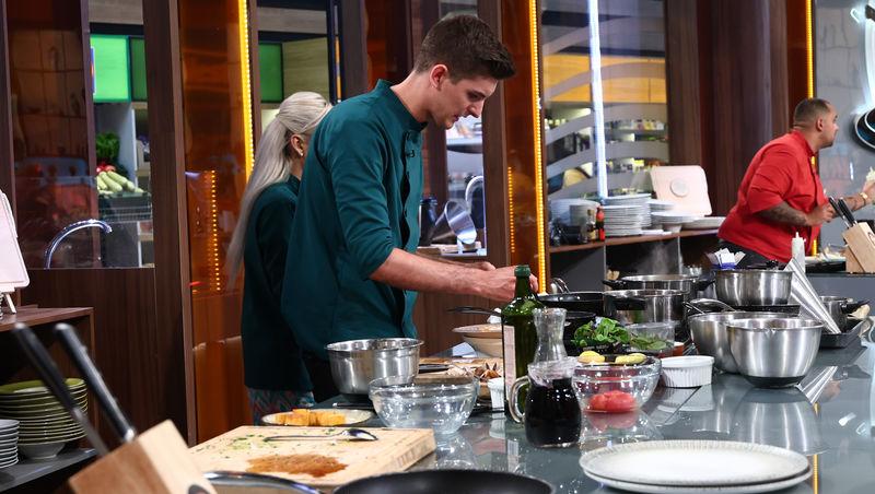 Chefi la cuțite, 7 decembrie 2025. Prima eliminare din sezonul 16. Ce farfurii au dezamăgit jurații: „Mă simt jignit!”