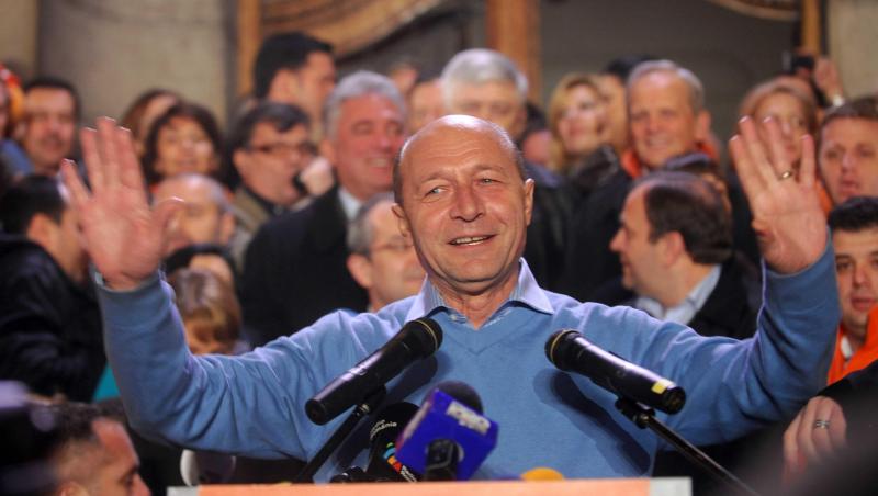 Traian Băsescu și soția lui au aniversat 50 de ani de la nuntă. Imaginile din biserică, înconjurați de cele două fiice și nepoți