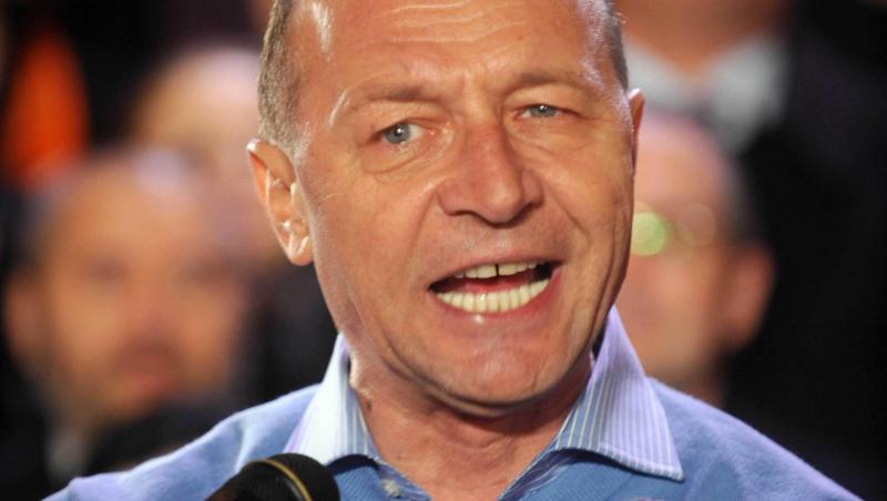 Traian Băsescu și soția lui au aniversat 50 de ani de la nuntă. Imaginile din biserică, înconjurați de cele două fiice și nepoți