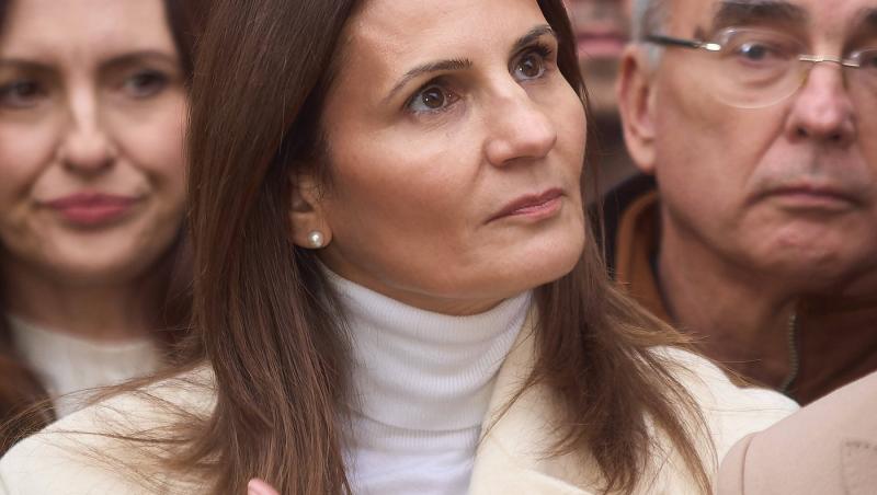 Cum a apărut Anca Alexandrescu la secția de votare. A venit singură și s-a declarat emoționată: „Este experiența vieții mele”