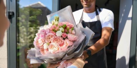 (P) Gesturile care apropie românii la distanță: tot mai multe flori sunt trimise din diaspora către cei dragi din țară