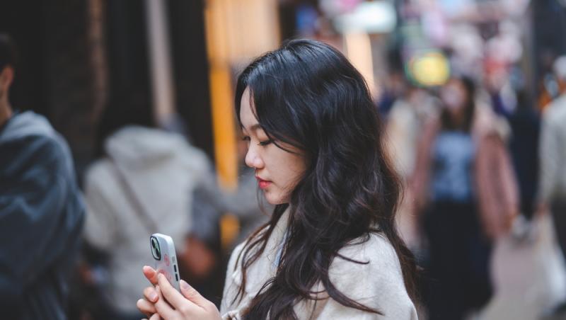 Cum a ajuns o femeie din Japonia să se mărite cu un avatar AI: „Felul în care Klaus m-a ascultat a schimbat totul”