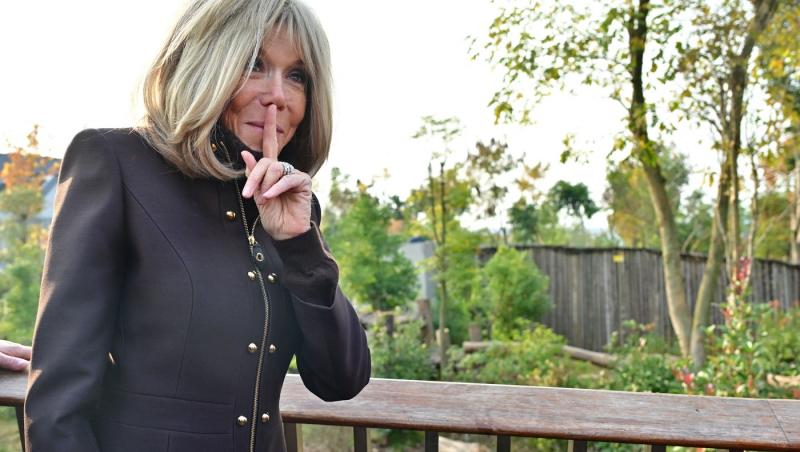 brigitte macron cu degetul la gură