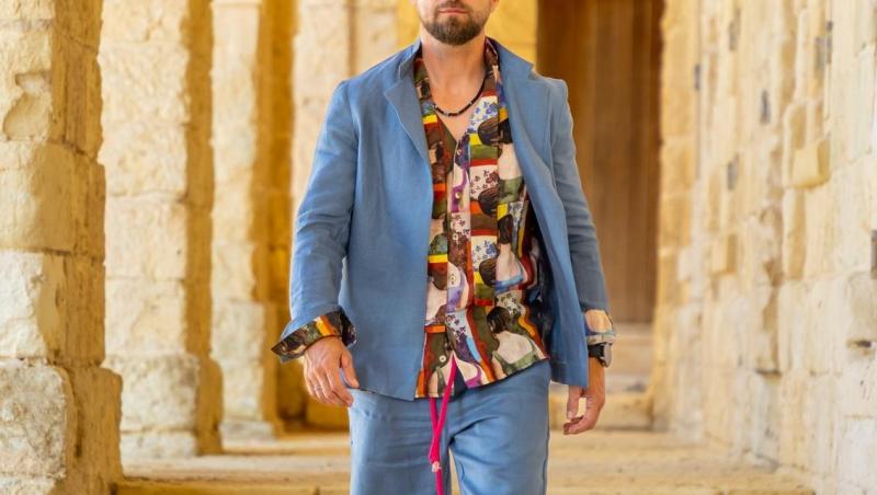 Dani Oțil, Gabriela Prisăcariu și fiul lor au împodobit bradul de Crăciun. Ce costum adorabil a îmbrăcat Tiago: „Ce simpatic este”