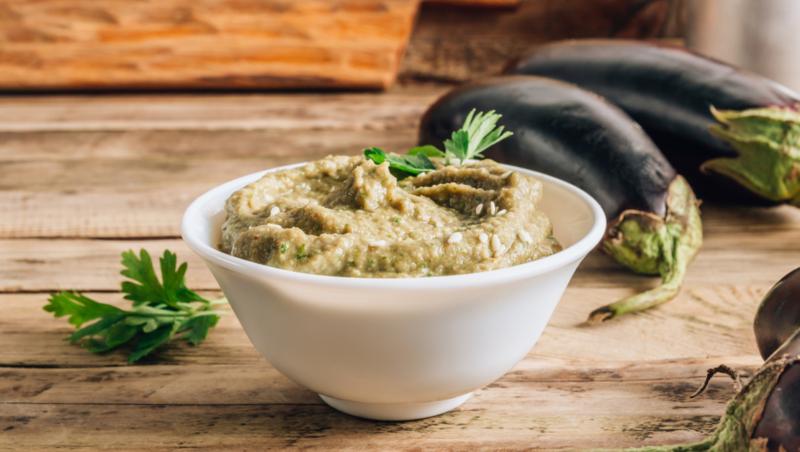 Baba Ganoush pe o masă din lemn