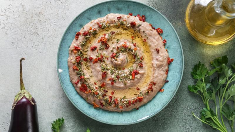 Rețeta tradițională de Baba Ganoush. Ce este și cum se prepară această salată cu vinete. Ce secret îi dă cel mai bun gust