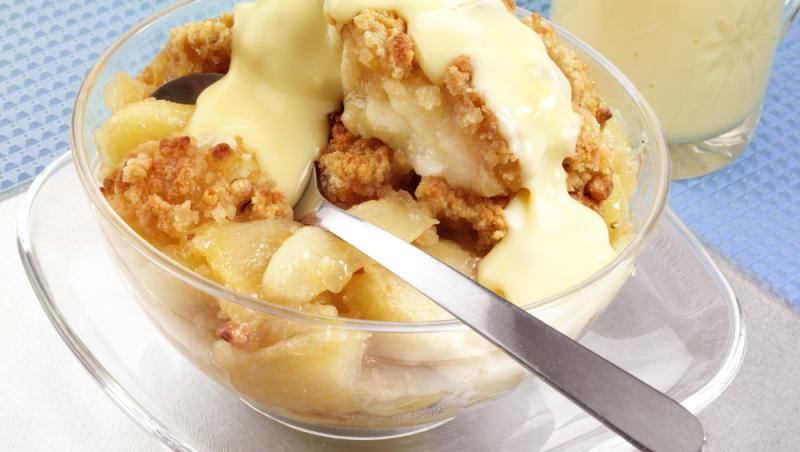 desert crumble de vanilie și mere &icirc;ntr-un vas transparent