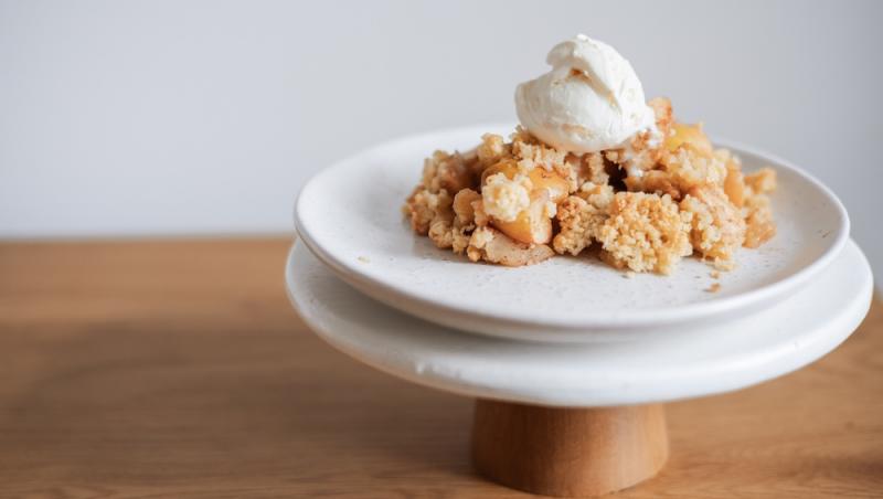 Rețeta virală de crumble de vanilie și mere pentru care românii au plătit zeci de lei la Târgul de Crăciun. Prepară desertul acasă