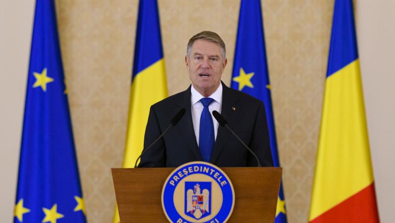 klaus iohannis la pupitru cu steagurile româniei și ue în fundal