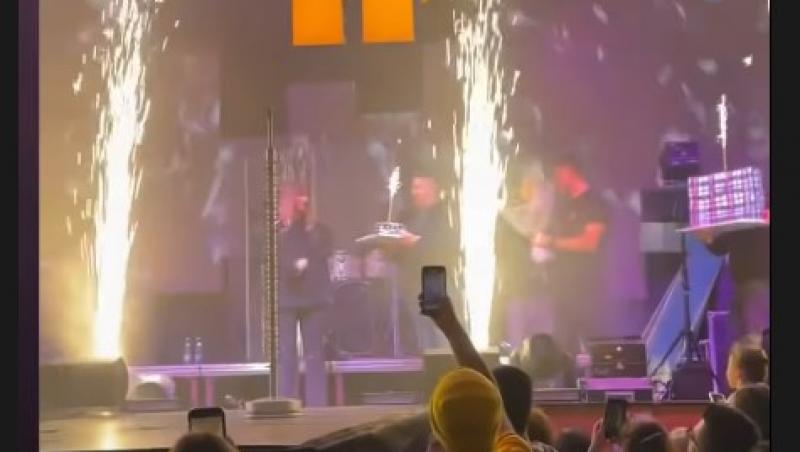 Delia și-a serbat ziua de naștere pe scenă. Tortul primit a făcut senzație. Cum a petrecut artista la 43 de ani