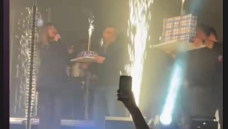 Delia și-a serbat ziua de naștere pe scenă. Tortul primit a făcut senzație. Cum a petrecut artista la 43 de ani