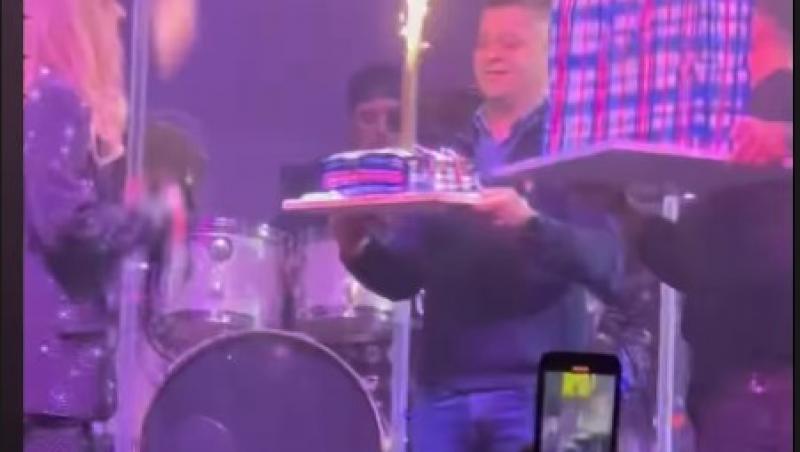 Delia și-a serbat ziua de naștere pe scenă. Tortul primit a făcut senzație. Cum a petrecut artista la 43 de ani