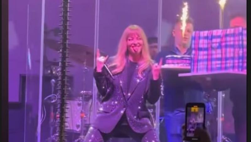 Delia și-a serbat ziua de naștere pe scenă. Tortul primit a făcut senzație. Cum a petrecut artista la 43 de ani