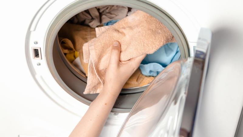 Mașina de spălat ascunde un adevărat pericol. Cum ajung microplasticele în organismul uman și cum poate fi declanșat cancerul