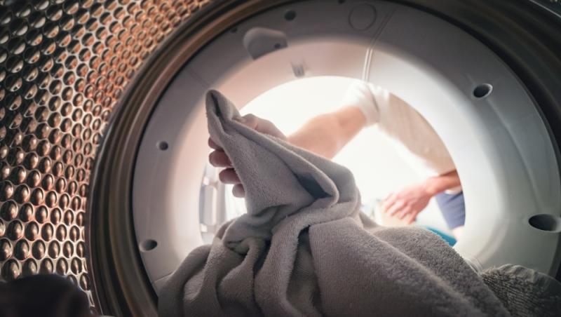 Mașina de spălat ascunde un adevărat pericol. Cum ajung microplasticele în organismul uman și cum poate fi declanșat cancerul