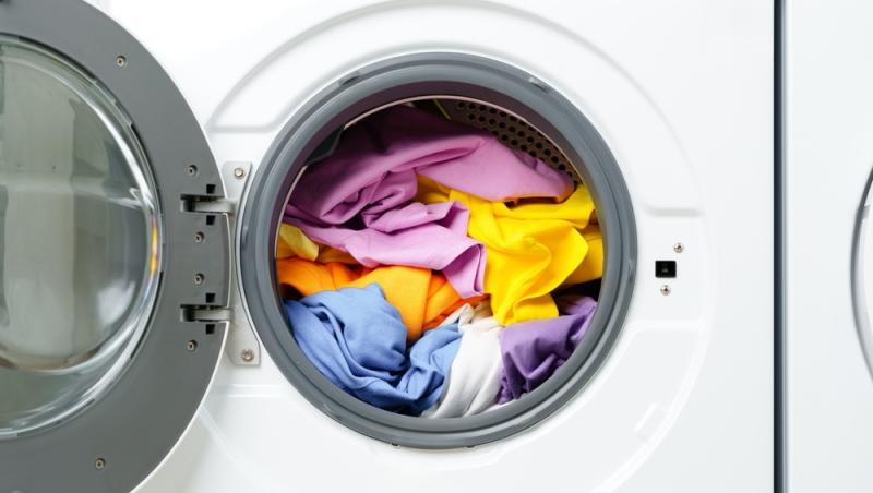 Mașina de spălat ascunde un adevărat pericol. Cum ajung microplasticele în organismul uman și cum poate fi declanșat cancerul