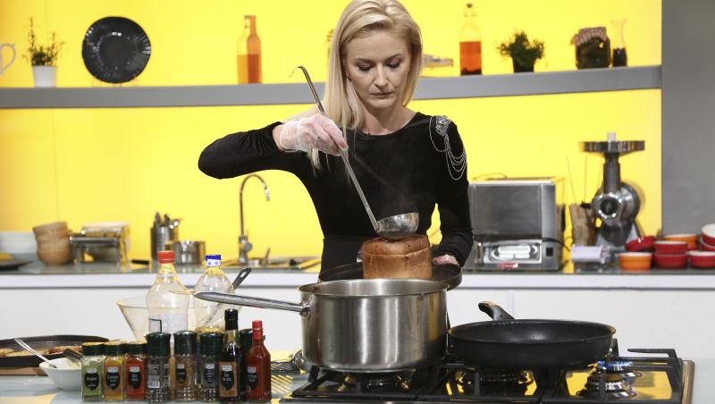 Cum prepară Elwira Petre cornulețele de casă cu gem. Rețeta rapidă și delicioasă: „Nici nu am apucat să termin, că au și dispărut”