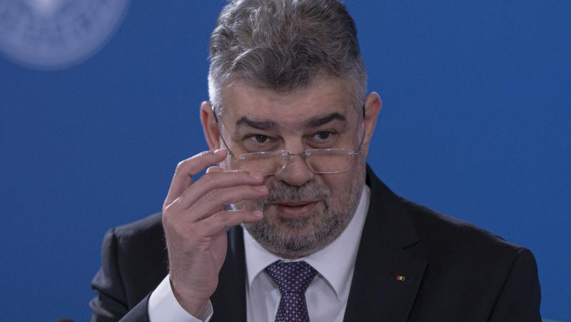 Imagini virale cu Marcel Ciolacu în timp ce își salvează pisica din copac. Hanoracul purtat a provocat dezbateri aprinse pe TikTok