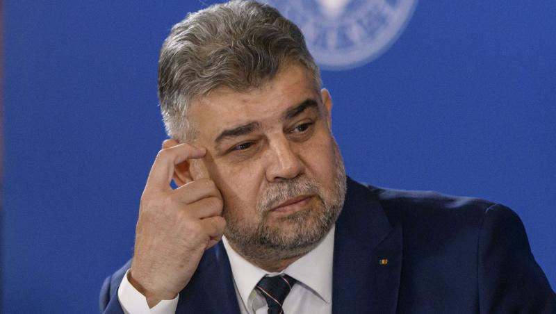 Imagini virale cu Marcel Ciolacu în timp ce își salvează pisica din copac. Hanoracul purtat a provocat dezbateri aprinse pe TikTok